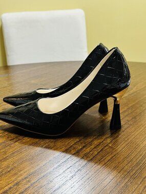 NWOT European Black  Pumps – Size 38 (Fits 7 CAN) 🌸